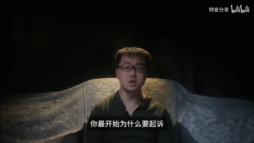 视频开头，博主面对镜头说明背景
