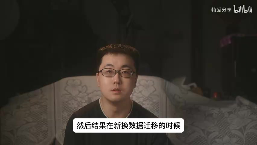 新旧两台 iPhone 并排放置的画面