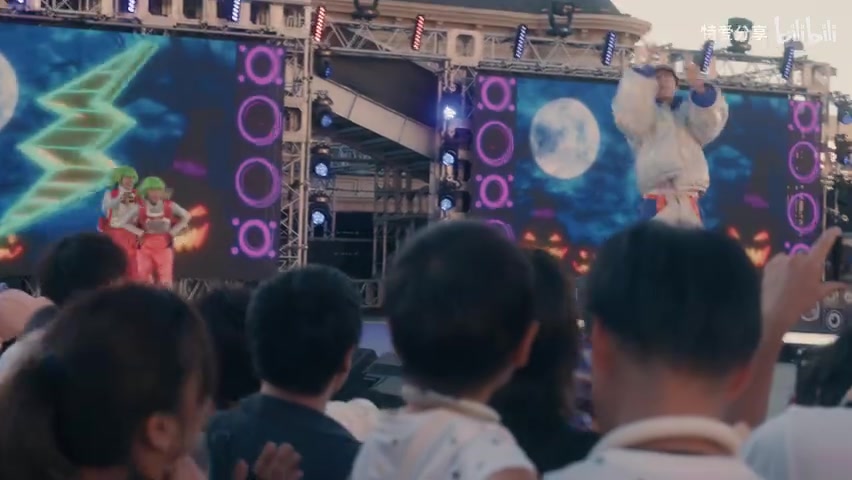 全场跟唱/欢呼画面