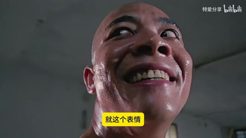 工作人员抓住博主手臂的画面