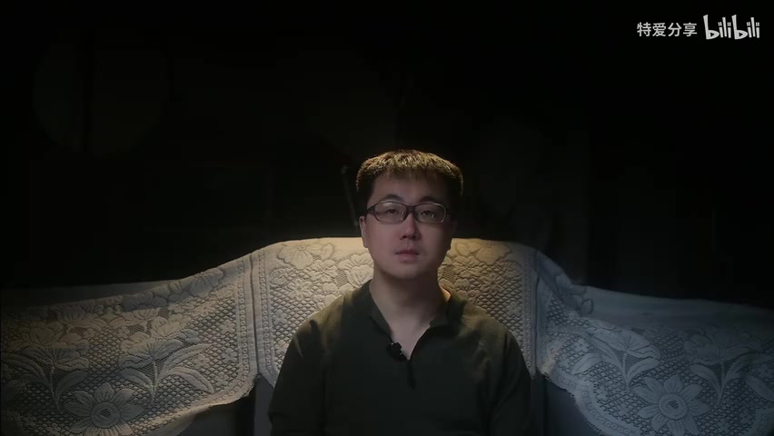 商场区泼水活动与人群互动画面