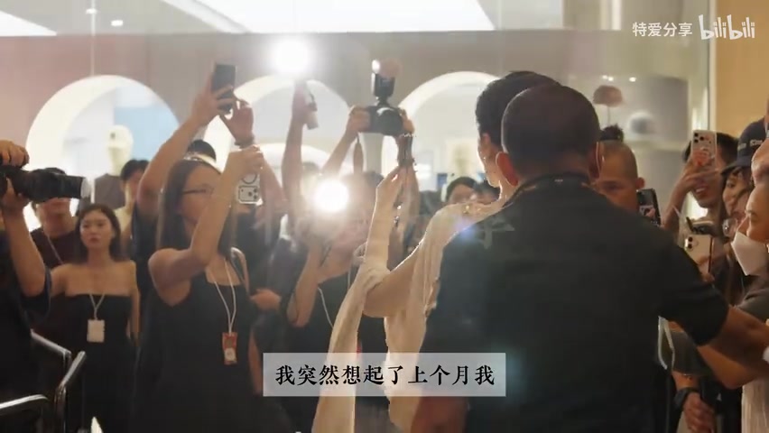 范冰冰与粉丝比心互动