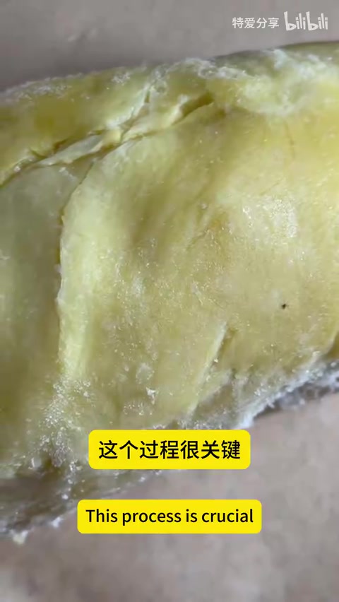 加热后取出、形状完整的榴莲块