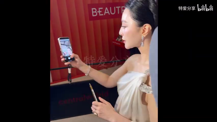节目讨论画面,主持人阐述观点