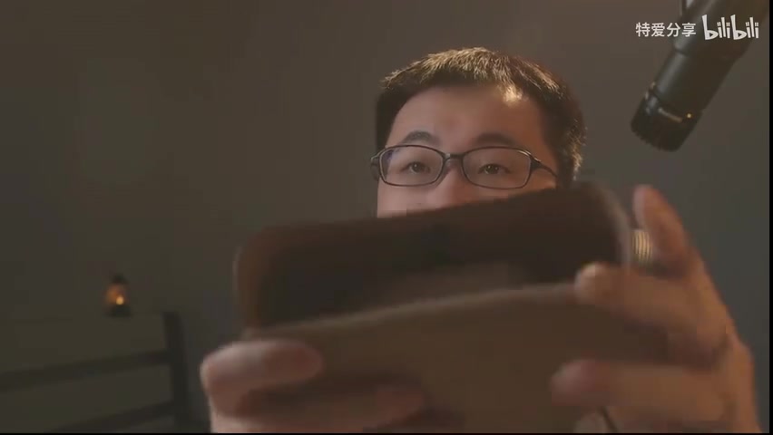 博主展示眼镜侧面,可见加装的鼻托和防丢绳