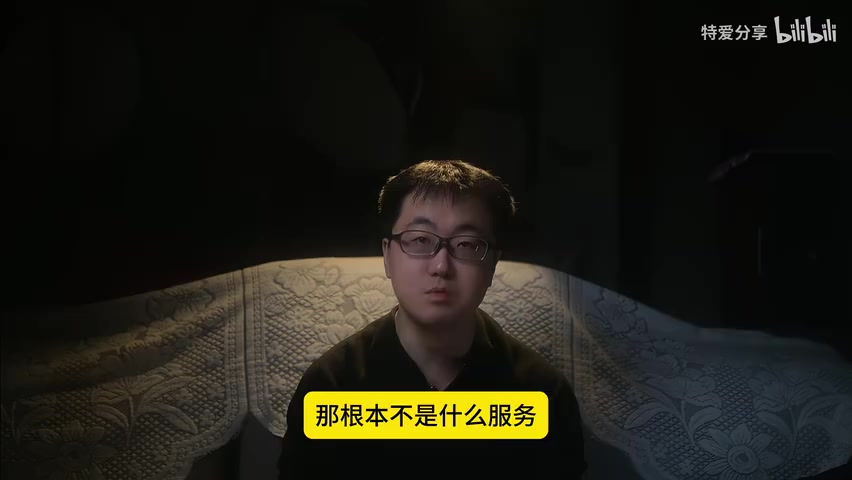 七八名工作人员站成一排整齐鞠躬