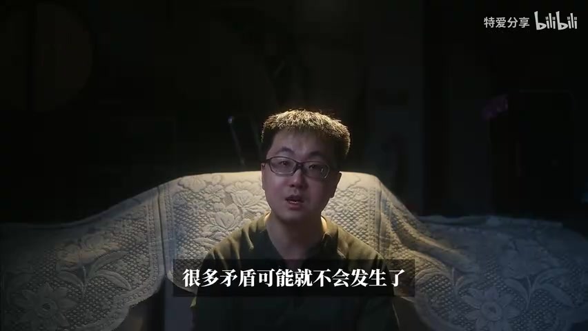 博主面对镜头做总结的画面